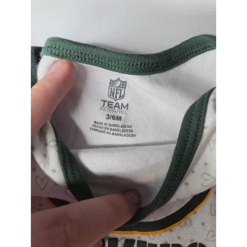 NFL Team Apparel Green Bay Packers Heart Print Baby Bodysuit White Green‎ 3/6M